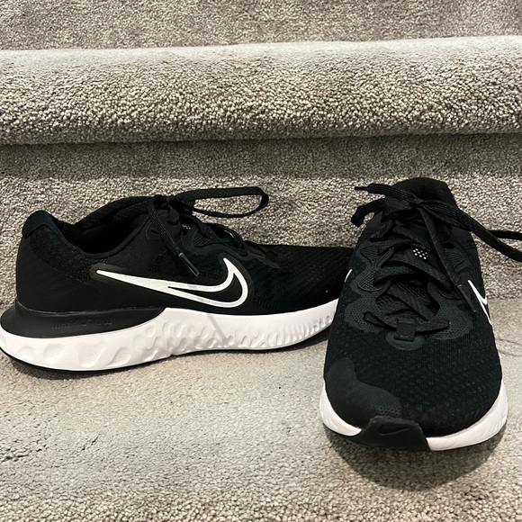Nike shoes - Picture 2 of 5